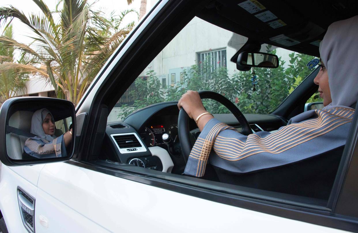 لا شروط خاصة لقيادة المرأة ولهن حق التنقل في جميع الطرق!