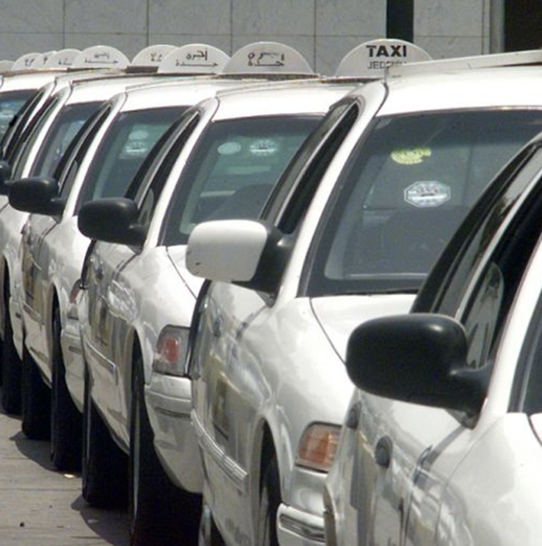 سائقو سيارات الأجرة في السعودية يتوقفون عن العمل... شاهد الفيديو لمعرفة السبب
