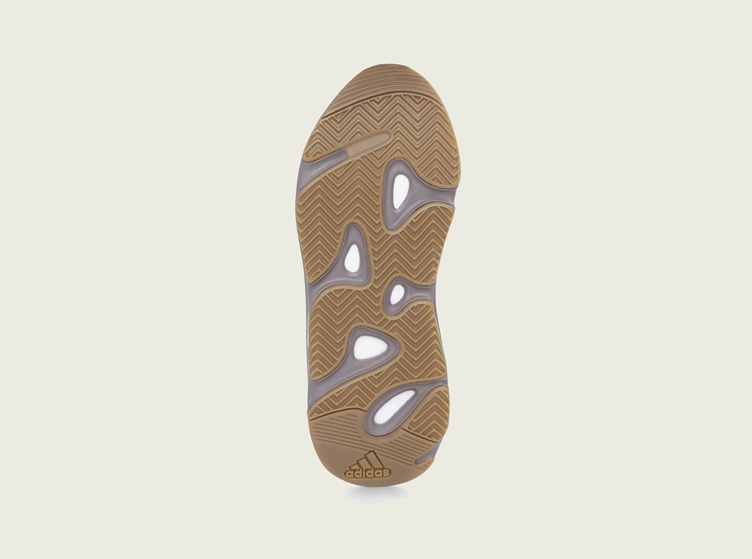 أديداس و كانييه ويست يطلقان حذاء YEEZY BOOST 700 Mauve