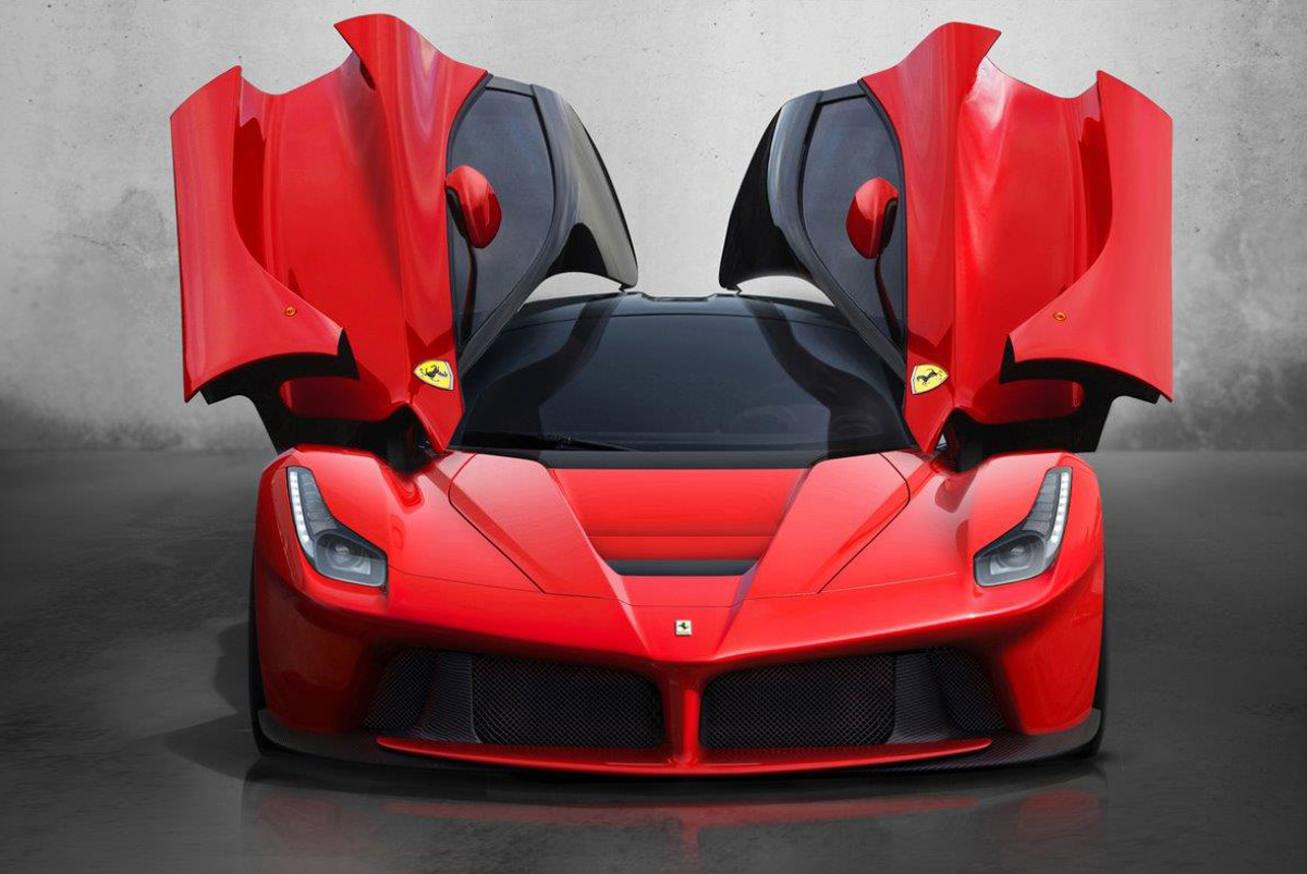 فيراري تكشف عن موديل LaFerrari Aperta وإصدار خاص من موديلين آخرين بدبي