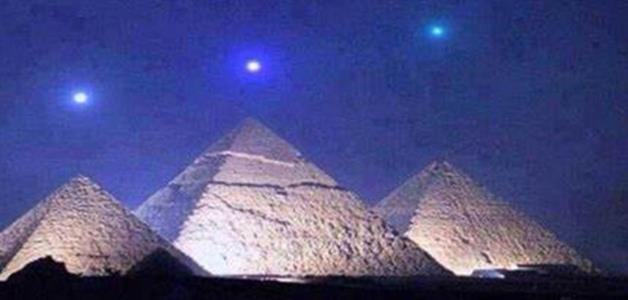 صورة الأهرامات والكواكب التي انتشرت عالميًا  مفبركة