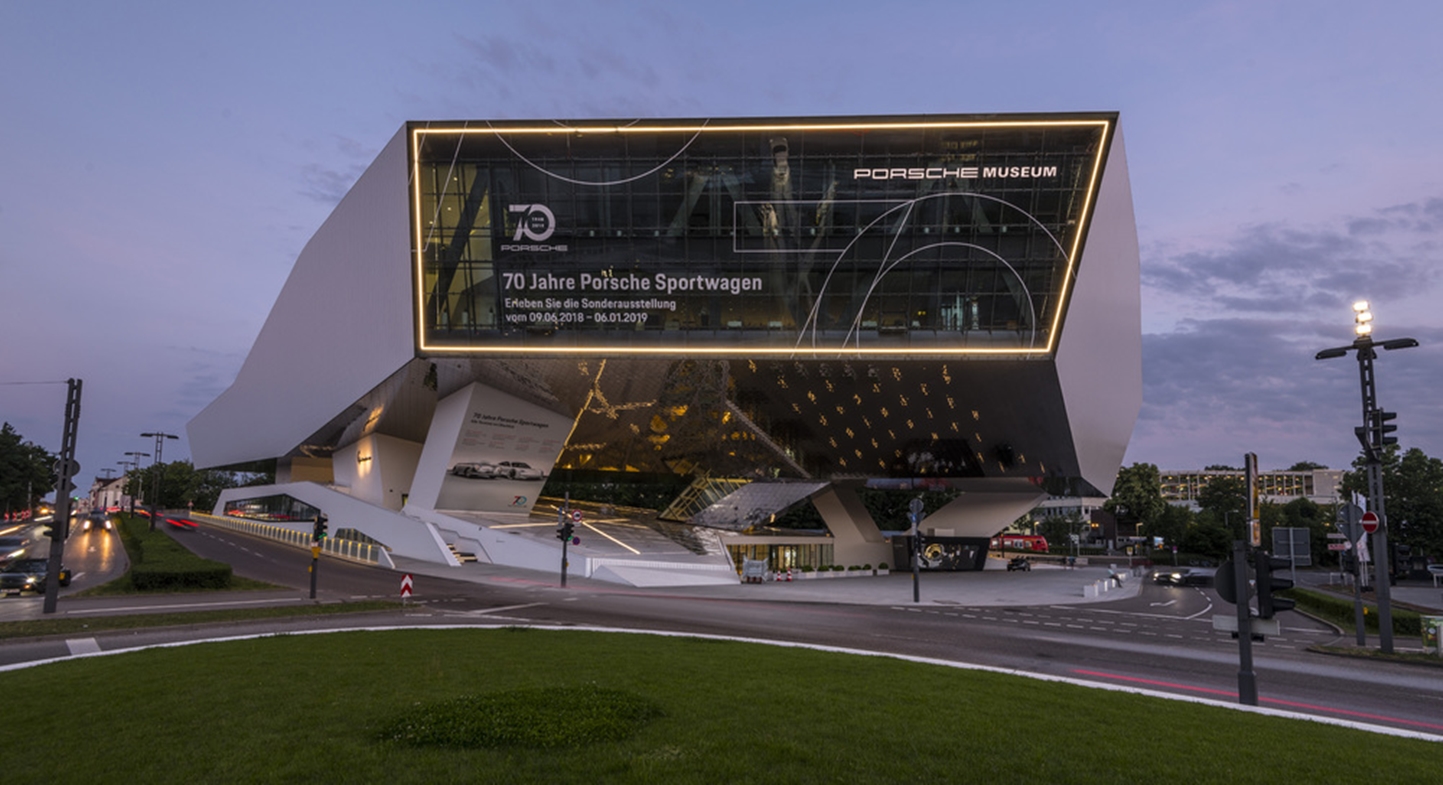 "متحف بورشه" Porsche Museum يستعرض قصة نجاح السيارة الرياضية