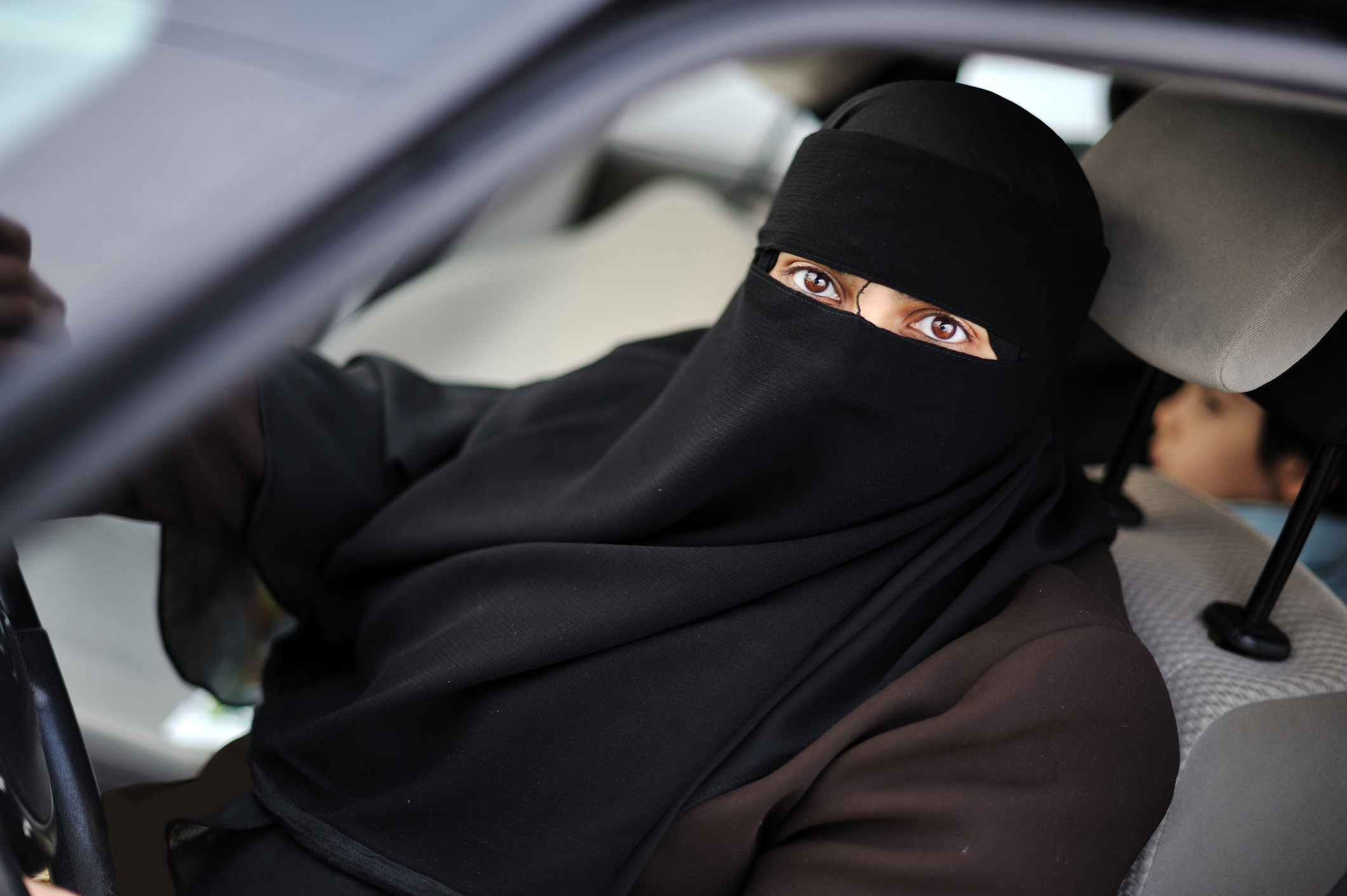 الملك سلمان يأمر بإصدار رخص قيادة السيارات للمرأة في السعودية