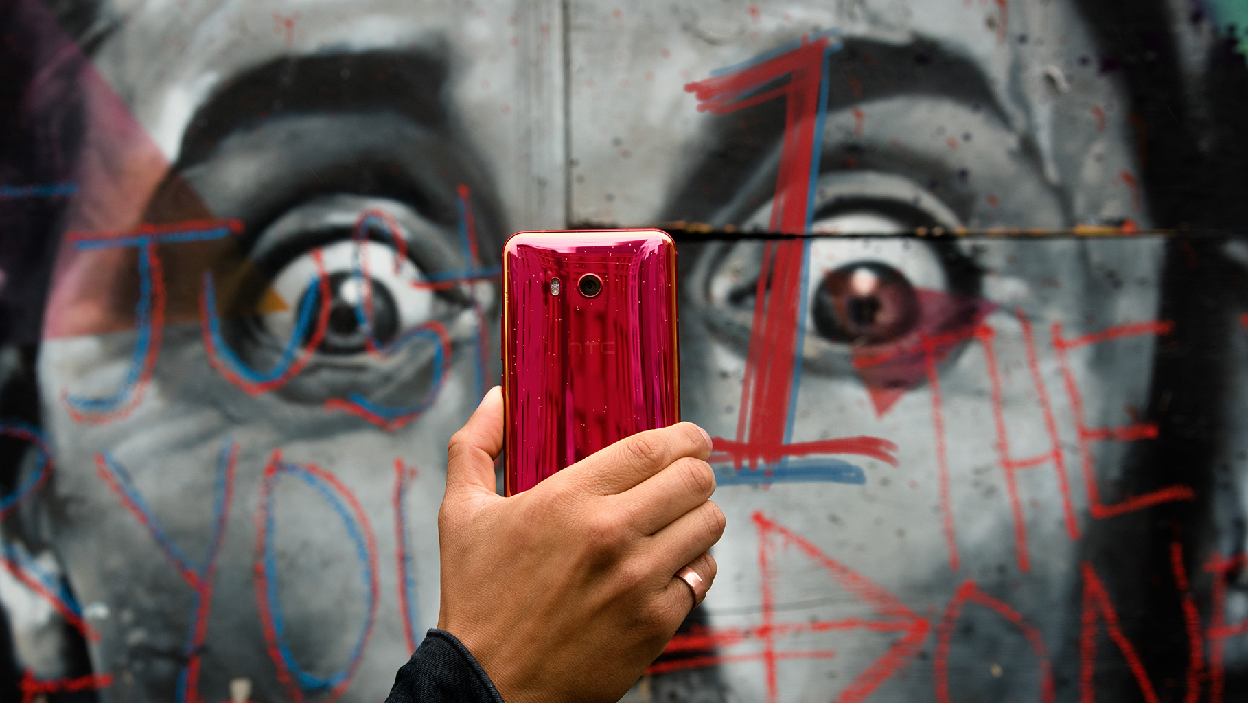 "إتش تي سي" تطرح هاتفها الرائد HTC U11 باللون الأحمر