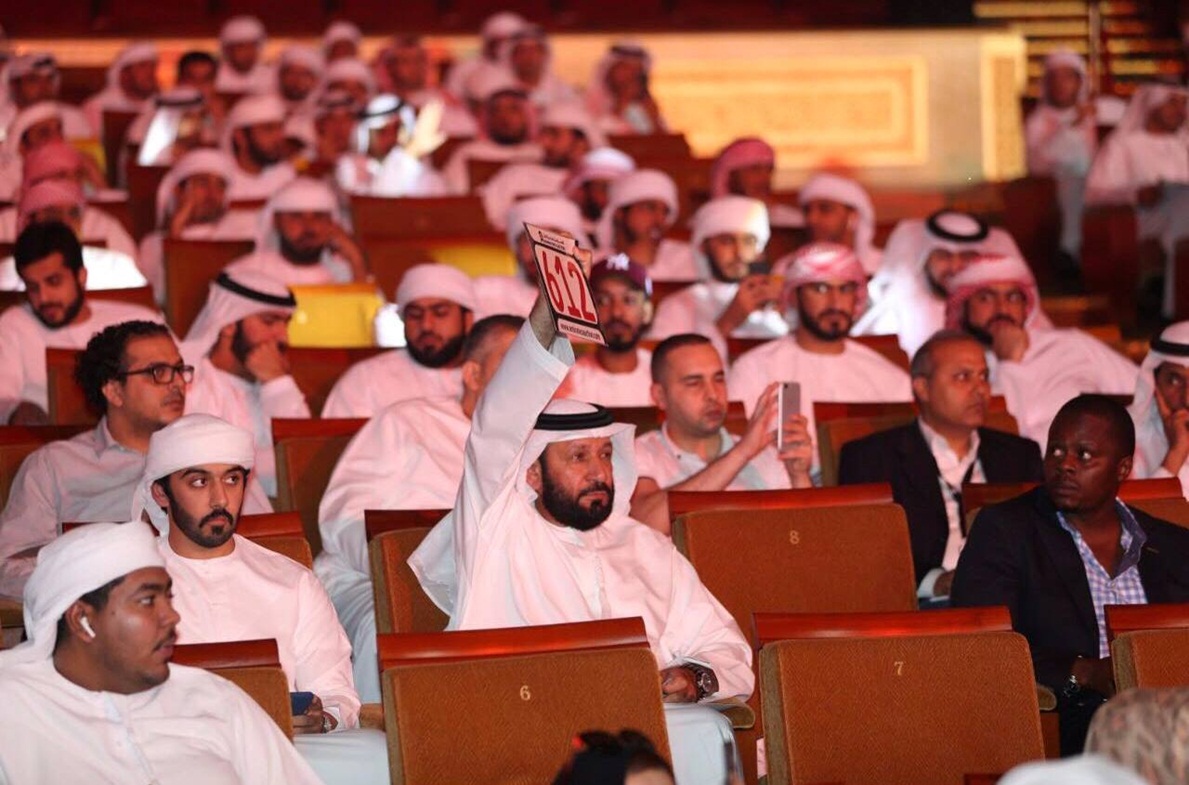 أبو ظبي... شاب يدفع 2.64 مليون دولار مقابل لوحة ترخيص لسيارته