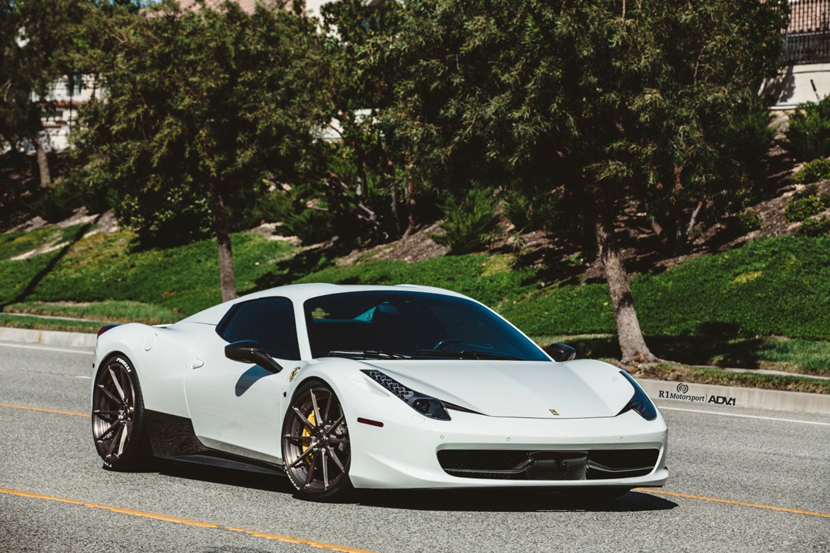 بعد مصادرتها من مليونير محتال... الشرطة البريطانية تحطم سيارة فيراري 458 Spider