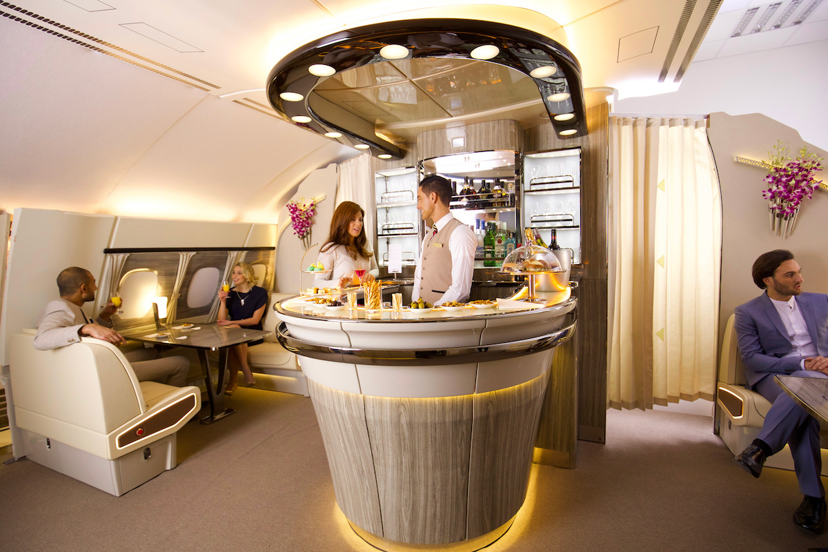 نظرة على غرفة استقبال طائرة A380 الفاخرة في الخطوط الجوية الإماراتية