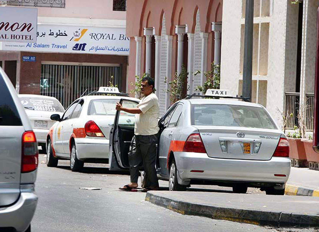 سائقو سيارات الأجرة المقيمون يلغون عقودهم ويقررون الرحيل!