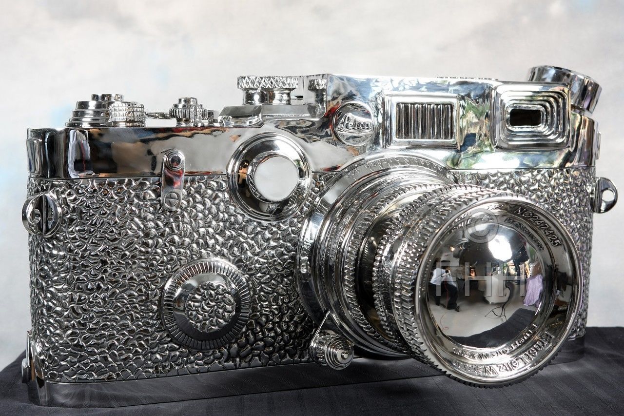 بيع منحوتة “Fake Leica” على موقع إي باي مقابل 100 ألف دولار