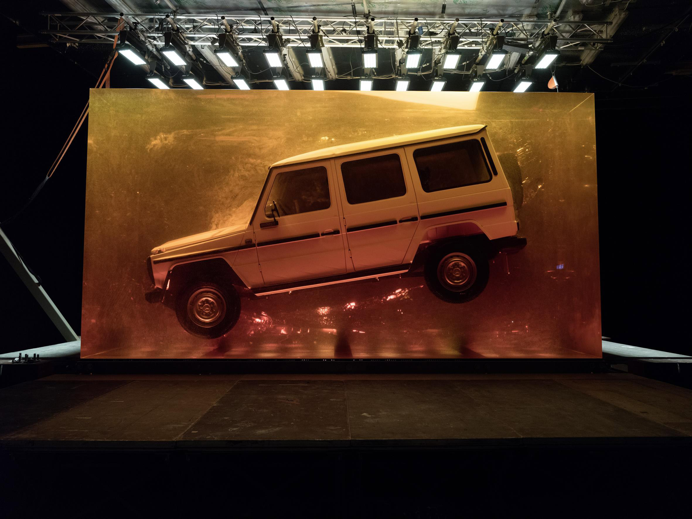 مرسيدس تغلف موديل g wagon الكلاسيكي بالعنبر احتفالا بإصدار موديلها الجديد