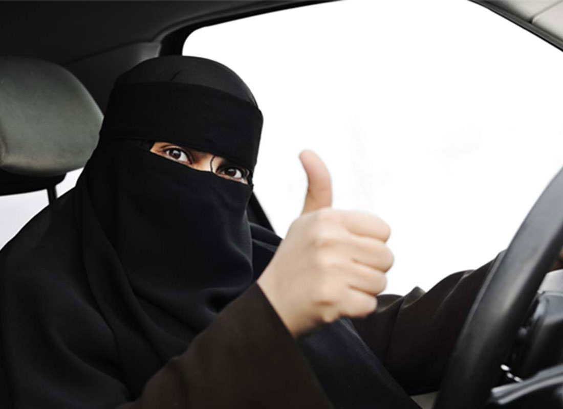 نساء يتعلمن قيادة السيارات ..  وهذه المفاجأة