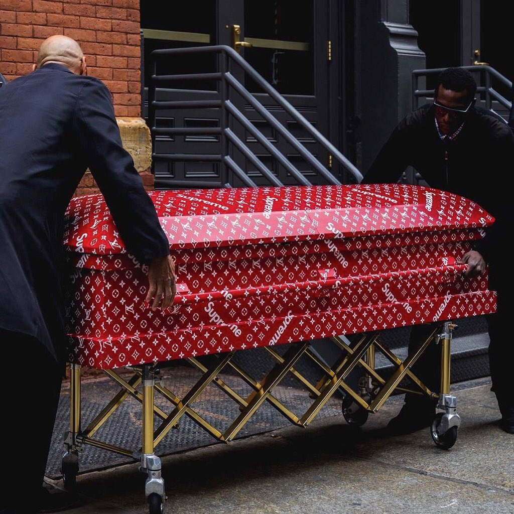 هل هذا التابوت المصمم من قبل Louis Vuitton x Supreme حقيقي ؟