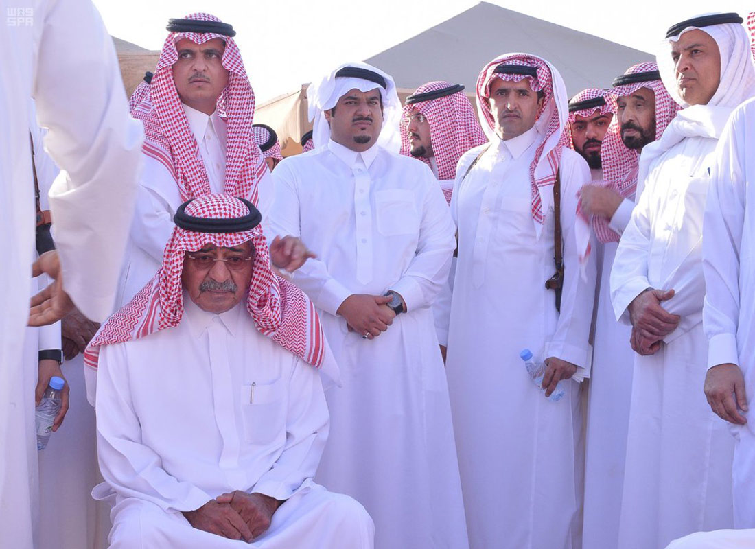 الأمير مقرن آل سعود خلال وداعه لابنه الأمير منصور!