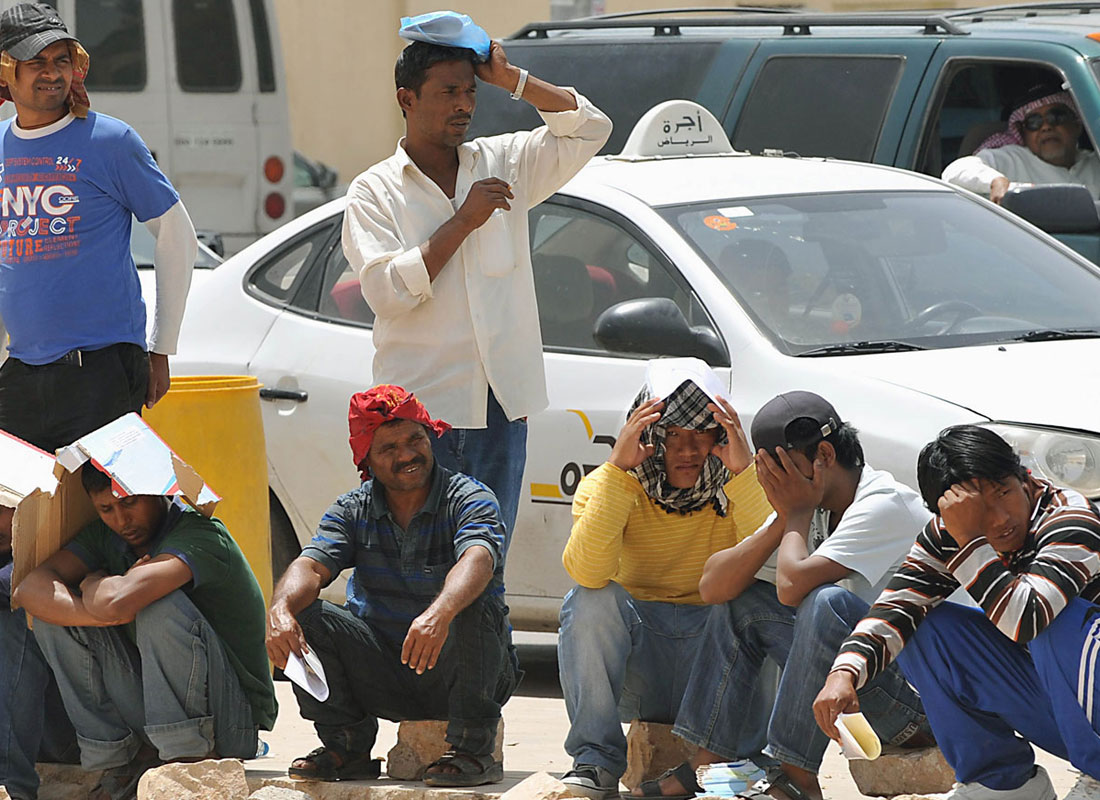 السماح لـ 4 فئات من الوافدين بالعمل في المهن المقصورة على السعوديين