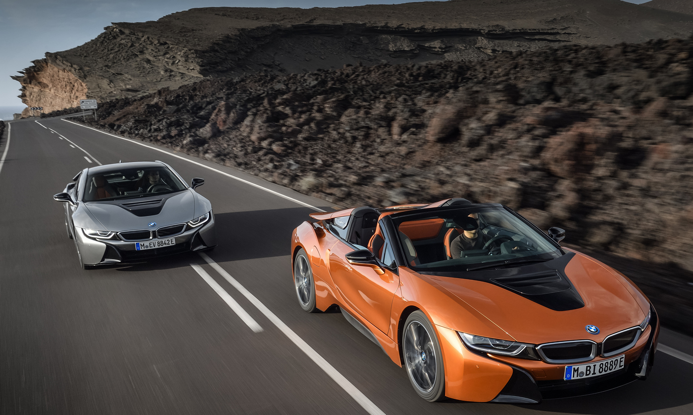 سيارة BMW i8 الهجينة تخفض سقفها في لوس أنجلوس