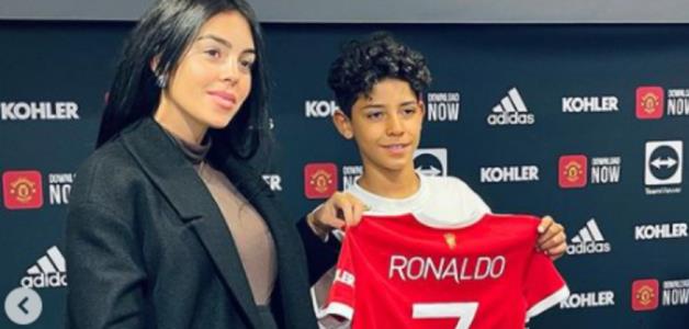 "بالقميص رقم 7" نجل كريستيانو رونالدو يوقع عقدًا مع مانشستر يونايتد