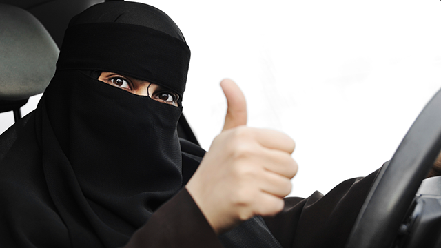 هل تقود المرأة السعودية خلال أيام؟