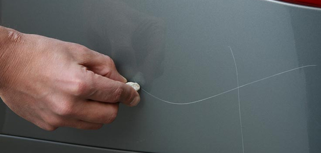 حيلة لإخفاء خدوش السيارات المزعجة