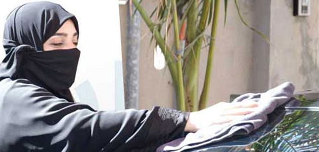 هناء باحميشان ... أول سعودية تنشئ مغسلة سيارات