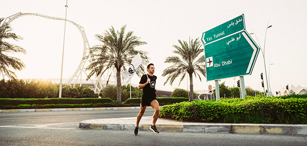 بالصور: لي راين يجري من دبي إلى أبوظبي ليطلق فريق Adidas Runners