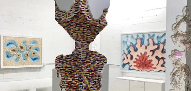فنان يرسم لوحاته باستخدام الـ Lego... رسوماته تبث الحياة في الجدران