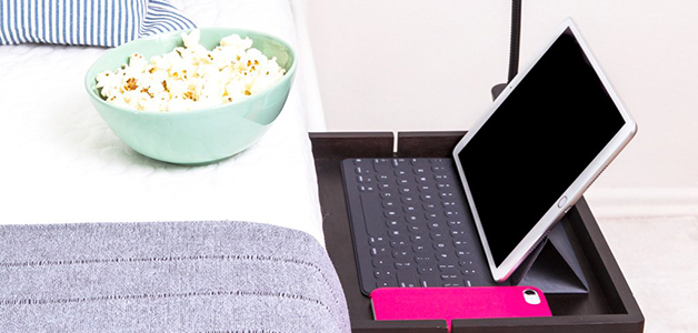 Bedshelfie طاولة تثبّت على السرير لتوفير المساحة