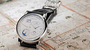 ساعة  LANGE 1 TOURBILLON PERPETUAL CALENDAR الإبداعية والمطلعة نحو الأمام ومخطوطات المايا