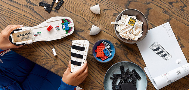تألق بجرأة مع نسخة LEGO من حذاء Superstar