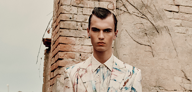 أطلق العنان لخيالك مع تشكيلة Alexander McQueen لموسم ربيع وصيف 2022