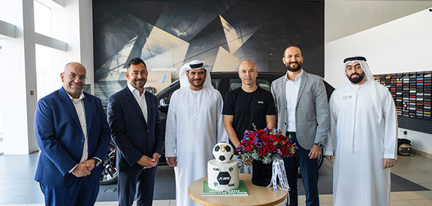 أندريس إنييستا يستلم سيارته الجديدة من طراز BMW XM الجديدة في الإمارات