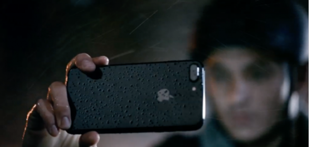 بالفيديو ... ابل تثير محبيها باعلاناتها الجديدة ايفون 7 و  Apple Watch Series 2