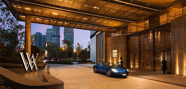 شراكة عالمية جديدة بين Aston Martin وWaldorf Astoria... حيث يلتقي الأداء الرفيع للسيارات الرياضية مع أرقى مستويات الخدمة والأناقة