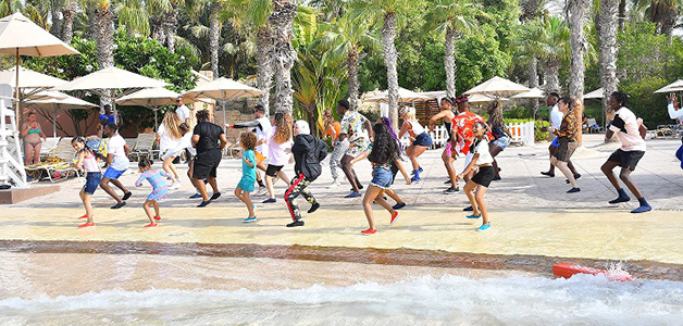 مدينة أكوافنتشر المائية تجمع أكثر من 70 شخصا في لوحة Flash Mob الاستعراضية المميّزة