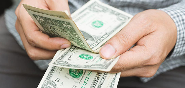نادلة تحصل على بقشيش قيمته 2020 دولارًا بمناسبة العام الجديد
