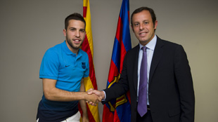 برشلونة يجدد عقد تيو حتى 2016 ويعتزم تجديد عقد تشافي وزيادة راتب ميسي
