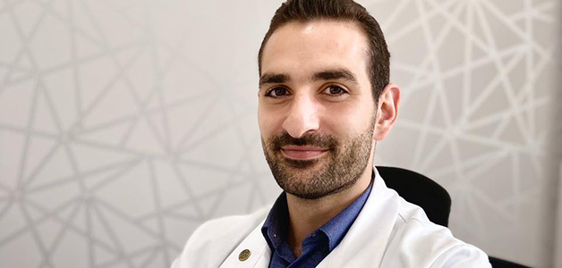 جراح تجميل يقدّم 400 عملية تجميل مجانية لضحايا انفجار مرفأ بيروت