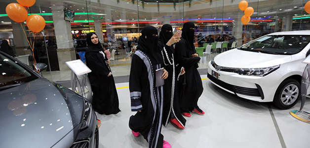 اضغط لمشاهدة الفيديو: أول معرض سيارات للنساء في السعودية