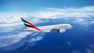 طيران الإمارات تشارك مطار جاتويك احتفالاته بالإيرباص A380