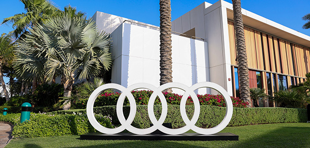 أساطير كُرة القدم توجهوا إلى حفل "جوائز دبي جلوب سوكر 2024" في سيارات Audi الفاخرة