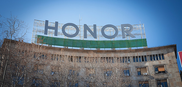 هاتف ذكي يُستخدم كحقيبة يد من  Honor