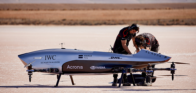 شراكة استثنائية بين "أي دبليو سي" وسلسلة سباقات AIRSPEEDER في مجال الهندسة وضبط الوقت