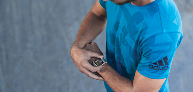 فيت بيت تطلق الساعة الذكية Fitbit Ionic: Adidas Edition للرياضيين