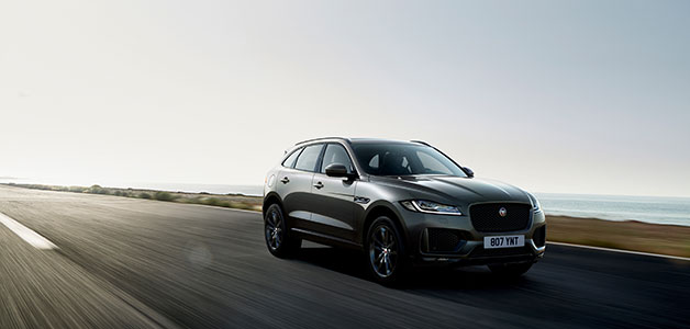 جاكوار تطلق نسختي "300 SPORT" و "CHEQUERED FLAG" الاستثنائيتين من سيارتها F-PACE