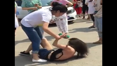 توجه سيل من اللكمات والصفعات لهذه المرأة .. شاهد السبب