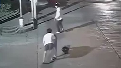 يُطعن ويموت من أجل جهاز آيفون .. فيديو
