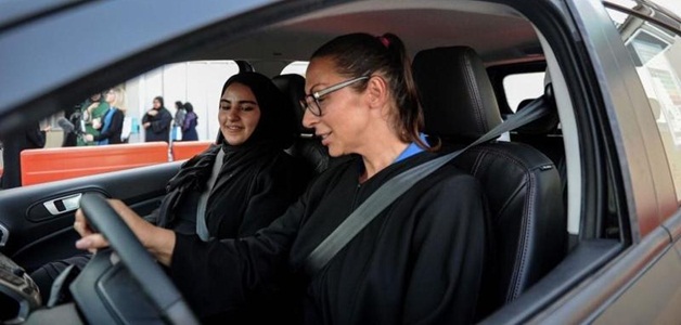 بالفيديو: سعوديات يتدربن على قيادة السيارات