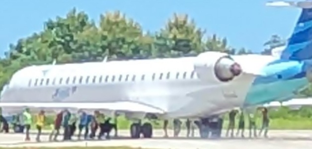 بالفيديو .. 20 رجلًا يدفعون طائرة تزن 35 ألف كيلوغرامًا
