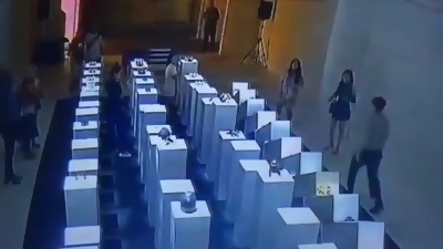 خسارة 200 ألف دولار بسبب صورة سيلفي .. فديو