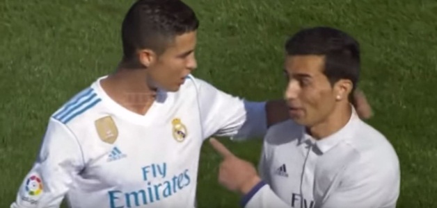 القبض على شبيه رونالدو بعد اقتحام المباراة .. فيديو