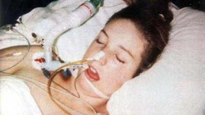 صورتان تفصل بينهما 21 عامًا .. وتظهران بنفس التفاصيل